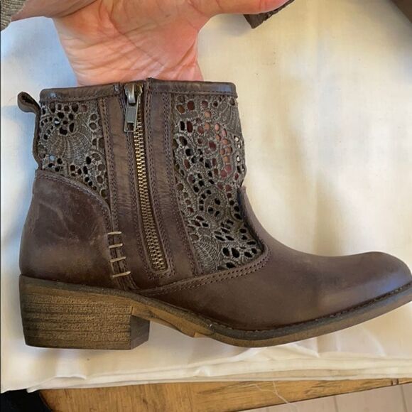 MUSSE & CLOUD DISTRESSED EYELET / LEATHER … - Picture 3 of 12